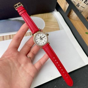Coach 蔻驰女时尚石英表麦迪逊海报款腕表蔻驰 Coach 手表，尺寸:32Mm，经典黑针小马车皮带款！经久不衰的设计，配专柜全套包装，一手价出！