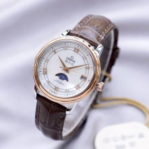 好品质认准实拍细节，所见即所得 秋冬新品发布！ 欧米茄蝶飞系列星辰月相腕表采用直径为33Mm的精钢表壳，搭配鳄鱼皮纹表带，佩戴起来非常舒适。表盘选用丝绸纹理和珍