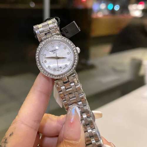白 枚 钻圈 天梭出得新款嘉丽小美人系列，整体非常简洁，26Mm的表盘很精致小巧，厚度刚刚好！没有浪琴心月那么厚，不愧是小美人～戴起来也是非常好看的～值得入手手