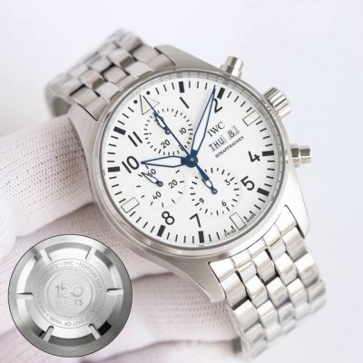 飞行员系列 Iw377701 N9 钢带款强势登场，精彩细节:1.原版开模 一比一复刻分段式小头粒 2.扣子对版 可伸缩 3.表带带节可快拆， 表带侧面没有螺丝