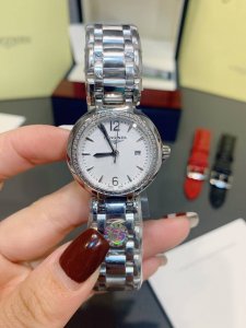 批P白光 玫光 带钻加20 独家实拍，认准品质与细节 浪琴心月系列女士腕表，超级热门！全网性价比之最！进口石英机芯，精钢圆形表壳，表径30Mm，抗磨损合成双卜蓝