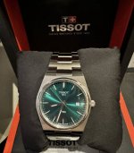 又是我们的好物分享环节最近是入手了天梭prx超级玩家系列腕表这款表主要分为石英表和机械表两款大致类型，机械表的表盘是以华夫格为基础，主要风格是比较成熟稳重及商务