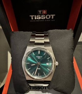 又是我们的好物分享环节最近是入手了天梭prx超级玩家系列腕表这款表主要分为石英表和机械表两款大致类型，机械表的表盘是以华夫格为基础，主要风格是比较成熟稳重及商务