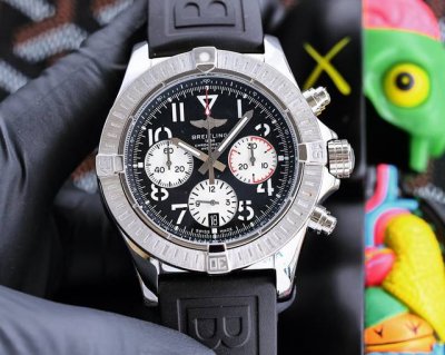 百年灵 Breitling 复仇者系列 日本多功能石英 43*13Mm 拱桥强化玻璃 意大利牛皮表带 原装扣 复仇者黑鸟侦察机 承载着改变历史的使命