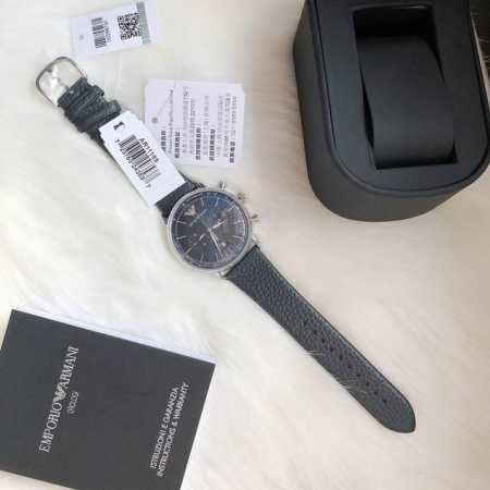 原装阿玛尼 ARMANI 官网型号：AR11105 表壳：316L精钢 表镜：矿物质玻璃 表带：意大利牛皮 尺寸：43*12mm 魅力雅蓝配色搭配功能表盘 飞行 - 点击图像关闭