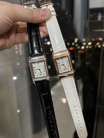 金+30新款积家经典翻转系列高级女士腕表[飞吻][飞吻]精钢表壳，独特设计180度旋转翻盖，内置瑞士石英机芯，走时精准稳定！真皮表带，尺寸1比1，尺寸：23*3 - 点击图像关闭