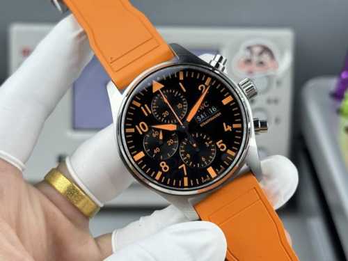 Tws新品 橙色风暴 送防尘袋 Iwcamg工程师强强联手 骚气十足 Iwc万国飞行员新款Iw388108 1.腕表采用904精钢搭配拉丝工艺，做工成熟，线条清