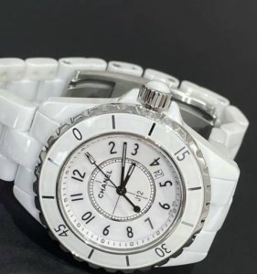 Chanel时尚界的传奇品牌，以其对时尚的独特见解和卓越品味闻名。J12系列更是品牌制表工艺的杰出代表，完美融合品牌经典元素与现代风格 它采用高科技精密陶瓷打造