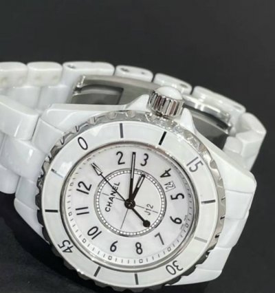 Chanel时尚界的传奇品牌，以其对时尚的独特见解和卓越品味闻名。J12系列更是品牌制表工艺的杰出代表，完美融合品牌经典元素与现代风格 它采用高科技精密陶瓷打造