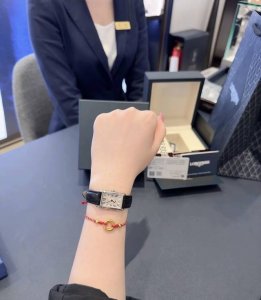 这块浪琴黛绰维纳最让我心动的是它的矩形表壳！23*37Mm的尺寸特别秀气，白色表盘配鳄鱼皮表带优雅感直接拉满，穿裙子戴简直绝配