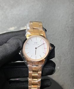Dw女士石英表 全新白盘，玫瑰金，蝴蝶扣，30M防水 有没有喜欢的[派对R][派对R][派对R] Dw追求的是简约时尚舍去一切繁缛设计，大气的正圆形外观，轻薄精