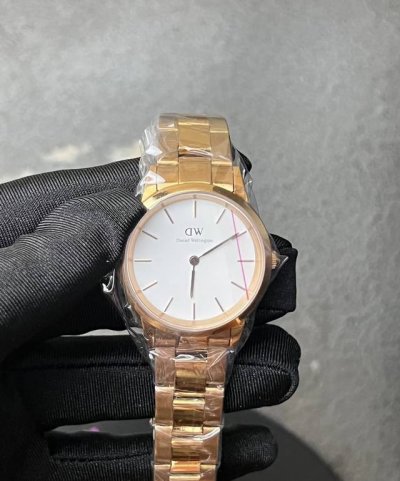 Dw女士石英表 全新白盘，玫瑰金，蝴蝶扣，30M防水 有没有喜欢的[派对R][派对R][派对R] Dw追求的是简约时尚舍去一切繁缛设计，大气的正圆形外观，轻薄精