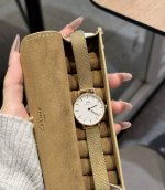 被Dw这块手表的实物给惊艳到了 白色表盘和金色表带真的太搭了 这个表盘的尺寸不管手腕粗细戴起来都Hin好看 米兰表带敲有质感 戴上显白又气质 礼盒包装也好高档