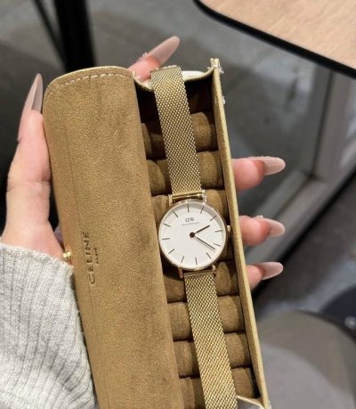 被Dw这块手表的实物给惊艳到了 白色表盘和金色表带真的太搭了 这个表盘的尺寸不管手腕粗细戴起来都Hin好看 米兰表带敲有质感 戴上显白又气质 礼盒包装也好高档
