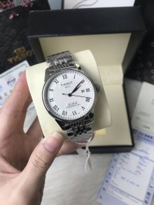 品牌：天梭-Tissot力洛克系列 类型：男士腕表 壳套：顶级版316精钢L 表带：进口小牛皮表带 316L精钢表带 机芯：顶级自动机械 镜面：矿物质防刮镜面玻
