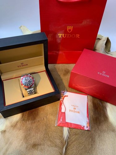 帝舵 Tudor Vc2 碧湾系列对于帝舵来说，无疑是一个庞大的产品线，在今年推出了一只全新的单色碧湾，以绝对的实力被认为是劳力士无历黑水鬼的平替！今年推出的这