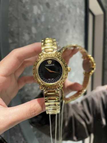 新款 范思哲 Versace Greca Twist 系列，表径35Mm，浮雕艺术、层次空间，希腊回纹布满顶圈和表圈内圈，浮雕设计突显镂空视觉，仿佛步入范思哲蜿