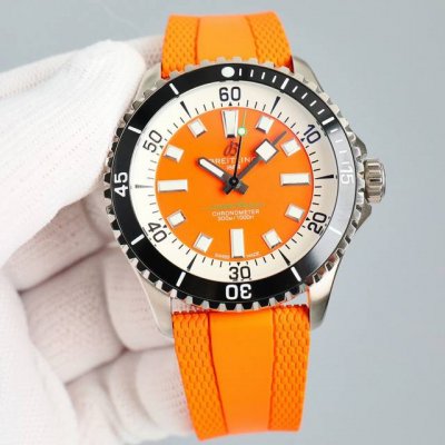 Gr 严选 百年灵超级海洋系列42Mm腕表。 1：潜水表既要满足清读时，更要操作便捷。此款时标和指针大限度的夜光涂层，保证在昏暗的深海能清晰读时，如在黑暗中的小