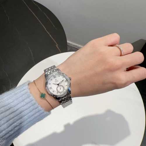 Omega 欧米茄花女神必配，手表采用双卜蓝宝石玻璃，完美33Mm 厚13Mm尺寸 316实心精钢 钻钻细心入镶 撩动心弦一遍一遍，恰似玫瑰的美