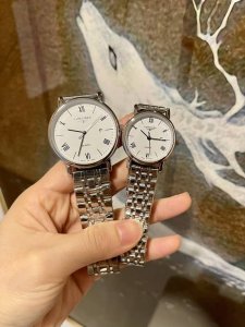 白壳： 金壳： 钢带20 浪琴 情侣腕表 原装进口石英机芯 矿物质玻璃镜面 316L精钢表壳 直径男40Mm女30Mm 厚8Mm如果今天的阳光停止了它耀眼的光芒