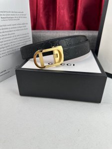 特 品牌： 古奇 新款进口3. 5自动扣头层小牛皮，手感细腻柔软。搭配纯钢自动精品钢扣，男士必备！宽度： 3.5Cm自动钢扣头层牛皮皮带