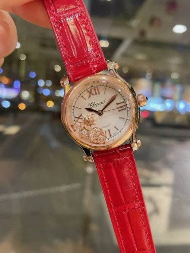 肖邦快乐钻石新款降临日月星辰系列 30Mm星空盘。太阳星星月亮守护你，为生活谱写天空灵感，带来沉静而欢愉的跃动时光。相较于普通款更不容易撞衫，出门绝绝子！钻石物