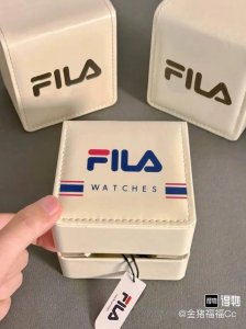 Fila 正品 正品 正品 家腕表白色的搭配佩戴有种很清新的感觉 硅胶表带配戴着也很舒着也不担心 适合夏天诶，不管是运动还是出门 戴这个 还蛮舒服的不硌手而且蛮