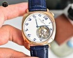 最新推出:江诗丹顿百年经典名作American 1921陀飞轮机械腕表，俗称“歪脖子”，传说中的“Driver Watch”司机表。江诗丹顿在一个世纪前为了打造