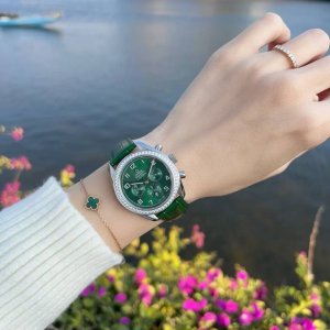 牛货 欧米茄首次使用“TréSor” 法语意思是珍宝 为一个腕表系列命名，成为超霸。今年欧米茄推出全新的超霸系列，传承了优雅大方的设计，表壳镶嵌闪耀的钻石，搭配