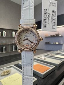 肖邦Chopard.一贝壳面 快乐五钻，非常精致大气的一款 每天看着钻石在表盘里转动心情都会变好 质感很好 尺寸30Mm石英
