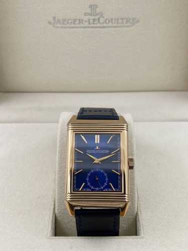 Reverso Tribute翻转系列小秒针腕表 手动上弦机械，动力储存45小时 尺寸：45.6 X 27.4 X 8.5 316精钢打造，蓝宝石玻璃 经典之作