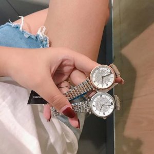 阿玛尼 Armani 意大利时尚之都米兰引领潮流。这款充满了诱惑力的独特风格，成为全球时尚追随者的标志。随着时间的推移，彰显一种动感不羁的精神。简洁大方的表盘上