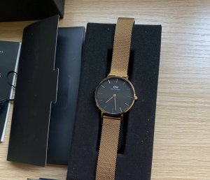 Dw手表的中文含义是“等我”Dw手表为什么没有秒针，因为它不想走，在等你。 而我更喜欢新的广告语：总有一天你会放下稍许的不舍和遗憾，带上爱开始新的生活，把最后的