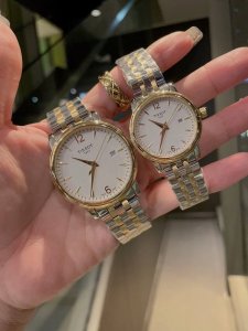 白 金 天 梭tissot全新卡森臻我系列情侣对表隆重登场寓意每时每刻做真实的自己。每一种身份，皆是兴之所至。每一年真我，都独具魅力。佩戴卡森臻我系列腕表，传递