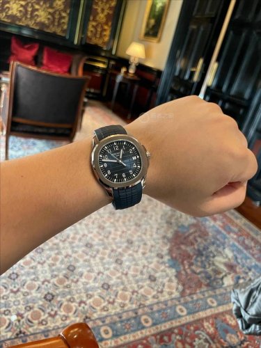 品牌: 百达翡丽 系列: 鹦鹉螺手雷系列 壳套: 316精钢表壳，舒适耐用 表带: 意大利橡胶表带柔软舒服 镜面: 矿物质水晶玻璃，防磨性强 尺寸: 直径40M