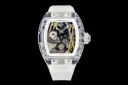 richard Mille 熊猫吃金竹 水晶Rm26-01陀飞轮腕表 栩栩如生的熊猫身上镶嵌着闪闪发亮的宝石，休闲咀嚼着翠竹，犹如一幅画，精致、生动、逼真。 曲 - 点击图像关闭