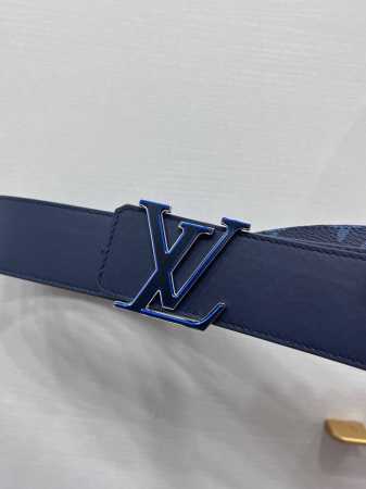 特 Lv Shadow 40Mm Reversible Belt是一种引人注目的风格，可以以两种不同的方式穿着。皮革外表面采用银色调五金件提升，融合了Lv In - 点击图像关闭