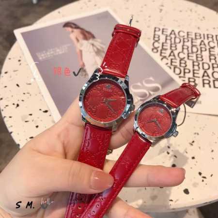 新增中国红 Gucci古驰G-Timeless系列石英中性表，以全息图效果打造三维立体感，让人一见倾心、目光难移。表面饰有Gucci标志造型小蜜蜂标识图案 以悬 - 点击图像关闭