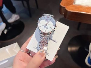 专柜全套包装25 阿玛尼 Armani 精品男士腕表 绅士风范。采用最顶级的进口石英机芯 走时绝对精准 顶级316黑精钢材质 精钢表带 矿物质超强镜面，尺寸：4