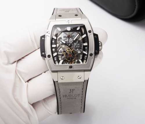 白 金20. 独家首发:恒宝 Hublot 精品男士腕表，六字位飞轮设计，技艺精湛，独具匠心，尊贵大气，绅士风范。采用高品质机械机芯，顶级316精钢表壳，进