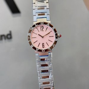 酷飒风来袭 帅就完事了 Bvlgari 宝格丽石英腕表新款来袭， Bv 宝格丽女士石英腕表，此款腕表使用 Logo 标志作为设计元素，316L表壳圈面独特的双环