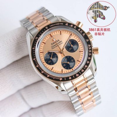 Ob2 超霸系列3861月球表 间金款 310.20.4 .02 1 42毫米的表壳直径搭配太阳射线打磨效果的阶梯式表盘，设有经黑化处理的小表盘和小时刻度，呈现