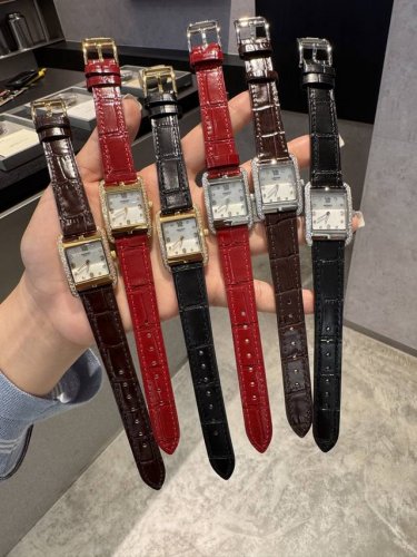 白钻 金钻470爱马仕 Hermes C系列最新款夏季来炸！多亏了这只爱马仕！今天也是精致的打工人，每天出门必戴它，马蹄形盘面还是我最喜欢的贝母盘而且石英机芯对