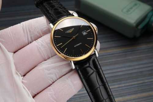 送自己一块好运气armani 阿玛尼 官网最新款 两针贝母表盘 手表 尺寸 32Mm 天然贝母面带着天然水晶光芒四射表盘 搭金银钢质表带 简约大气..
