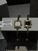 Gucci 古驰贝母盘方盘手镯表，小方糖贝母盘方盘手镯表 Gucci 这款手镯表，真的上手太绝了！优雅耐看高级，方矩盘设计，手镯感简约高级。彩贝盘太耀眼了！上手