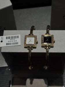 Gucci 古驰贝母盘方盘手镯表，小方糖贝母盘方盘手镯表 Gucci 这款手镯表，真的上手太绝了！优雅耐看高级，方矩盘设计，手镯感简约高级。彩贝盘太耀眼了！上手