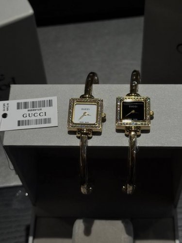 Gucci 古驰贝母盘方盘手镯表，小方糖贝母盘方盘手镯表 Gucci 这款手镯表，真的上手太绝了！优雅耐看高级，方矩盘设计，手镯感简约高级。彩贝盘太耀眼了！上手
