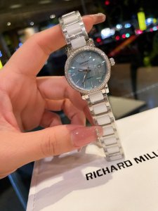 陶瓷白 金 钻30 520设计灵感 爱在一起 铭记爱的旅程 时间作证 唯爱永恒 品牌:浪琴 类型:女士专属定制款 机芯:日本进口石英机芯 表带:采用316精钢表