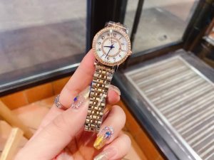 Longines浪琴石英表手表女简约气质 ！超高性价比、机芯：进口石英机芯 走时准确 玻璃：抗磨玻璃a级深海珍珠贝壳 表带：精钢表链 进口牛皮表带 表壳尺寸：宽