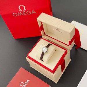 欧米茄蝶飞 Blingbling的腕间钻石糖万花筒手表直径18.5毫米㎜，少见的Mini尺寸，精致且有存在感立体的条钉刻度，独特之处在于表镜内侧采用钻石切割工艺